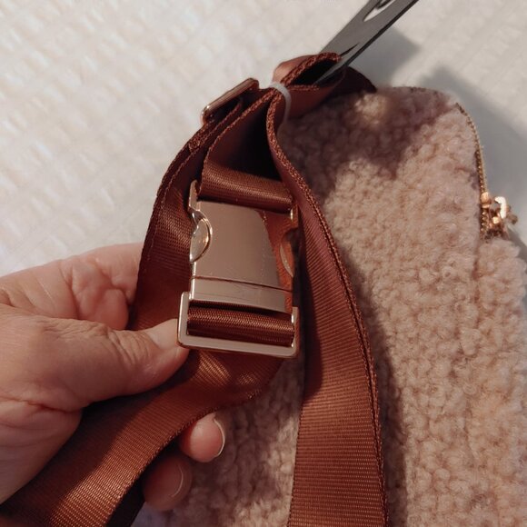 NWT MY TAGALONGS SHERPA PHONE SLING CROSSBODY - Picture 4 of 10